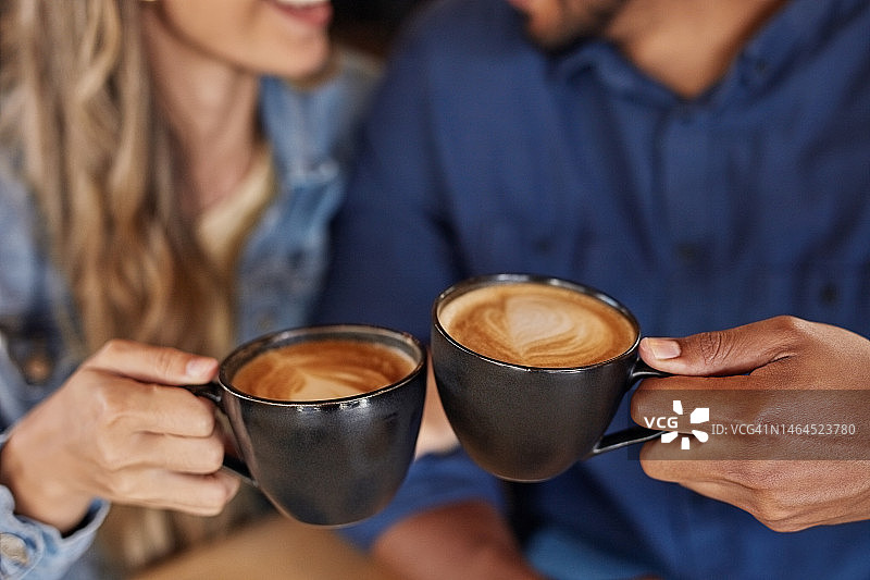 情侣在咖啡馆约会，庆祝情人节图片素材