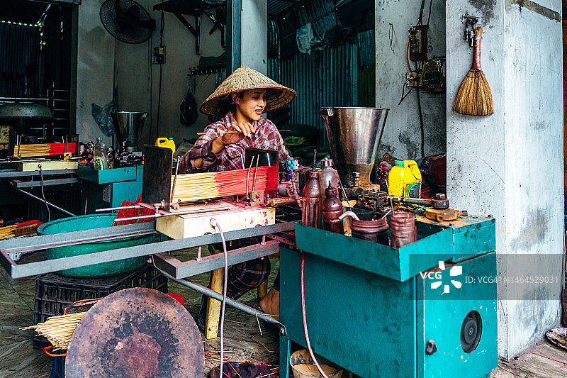 在香厂工作的越南年轻女性图片素材