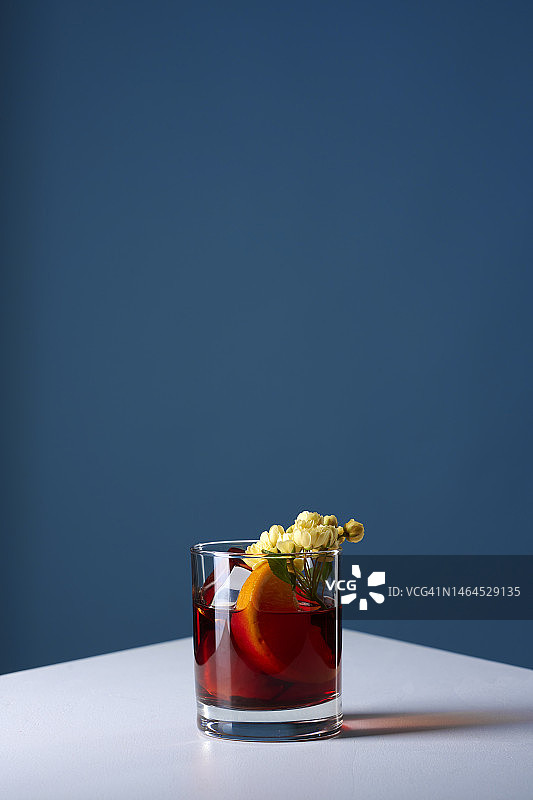 内格罗尼鸡尾酒与食用花卉图片素材