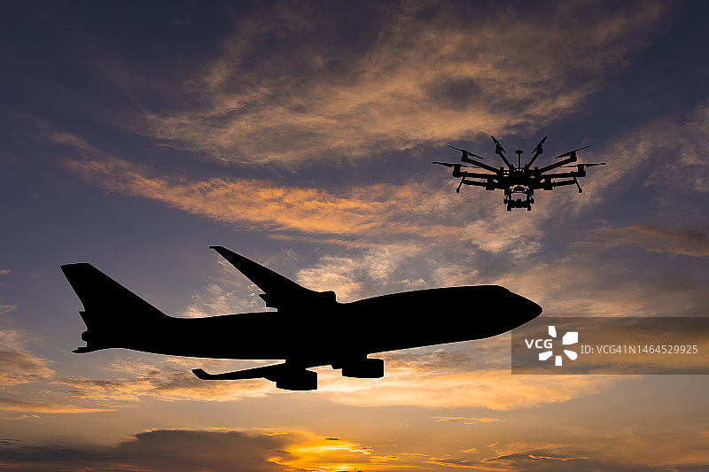 天空中的飞机和无人机：无人机对飞机的危害图片素材