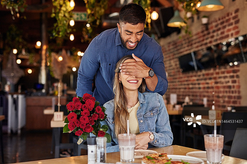 餐厅情侣周年纪念日送玫瑰花图片素材