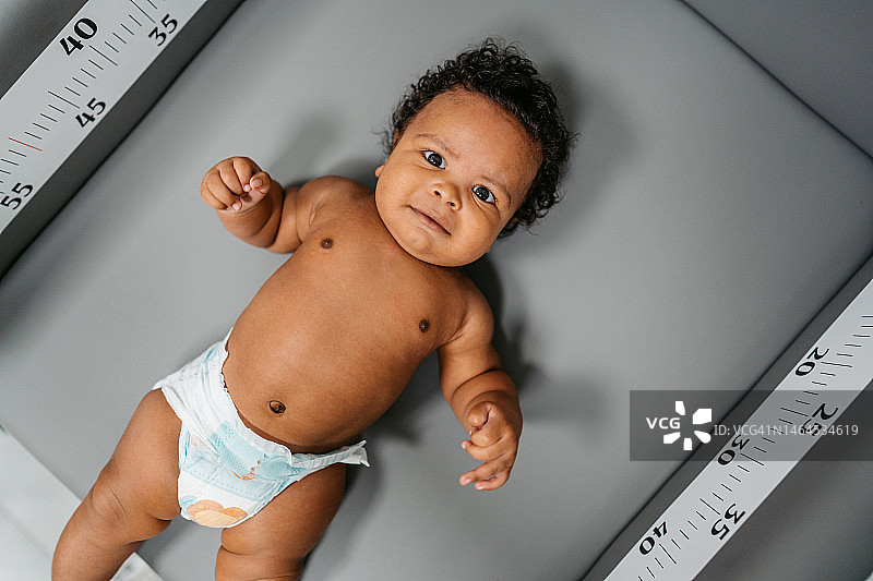 新生男婴接受儿科检查图片素材