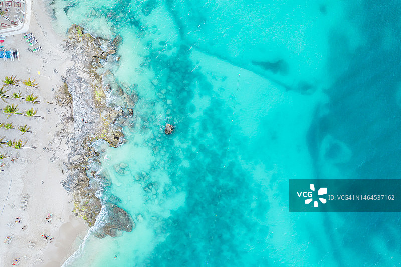 坎昆沙滩和小浪的海洋航拍景色图片素材