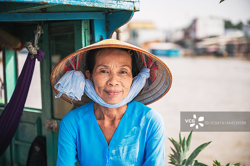 在湄公河三角洲水上市场上的越南老年妇女肖像图片素材