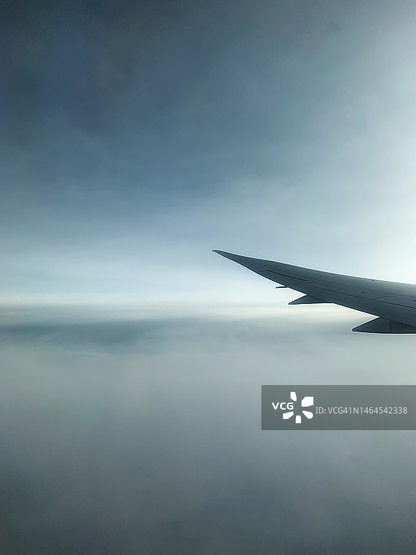 从舷窗内拍摄的飞机机翼图片素材