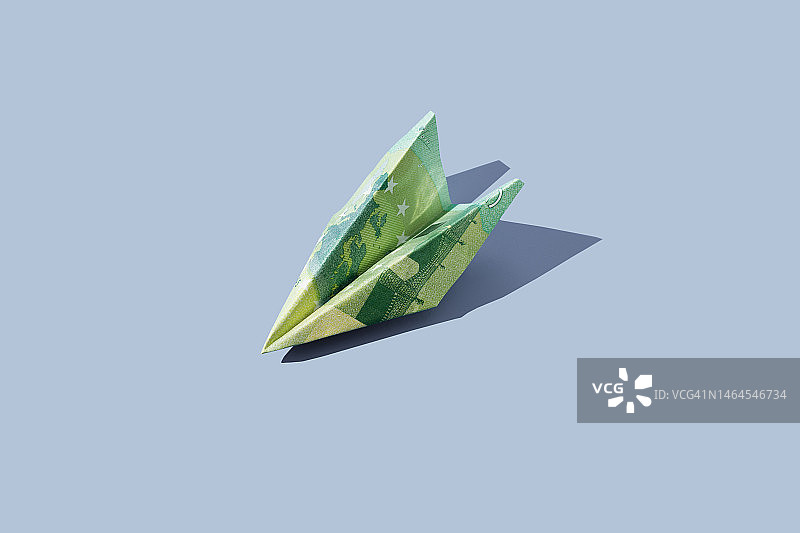 蓝色背景上的飞机形状100欧元纸币图片素材