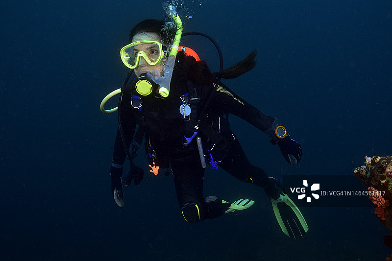 中年妇女练习水肺潜水图片素材