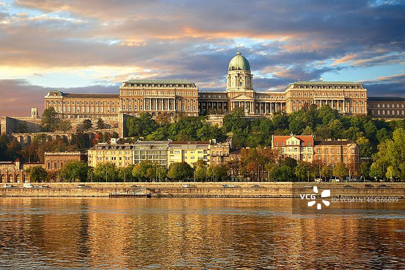 匈牙利布达佩斯多瑙河畔的布达城堡山图片素材