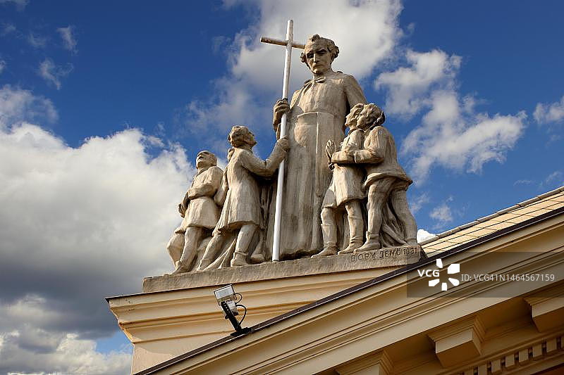 匈牙利凯奇凯梅特新古典主义学校的雕像图片素材