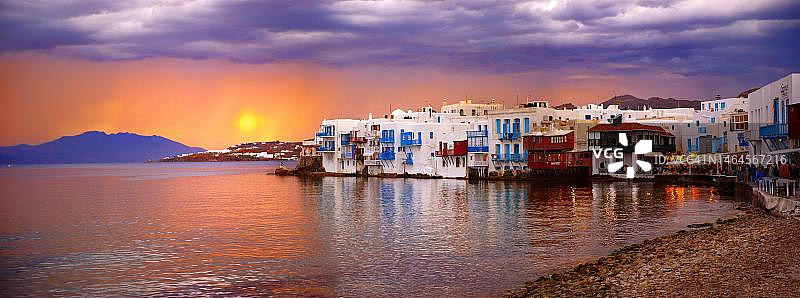 希腊米科诺斯岛霍拉卡斯特罗区小威尼斯社区的日落图片素材
