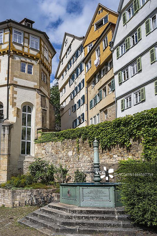 德国巴登-符腾堡州图宾根老城修道院山的乔治喷泉图片素材