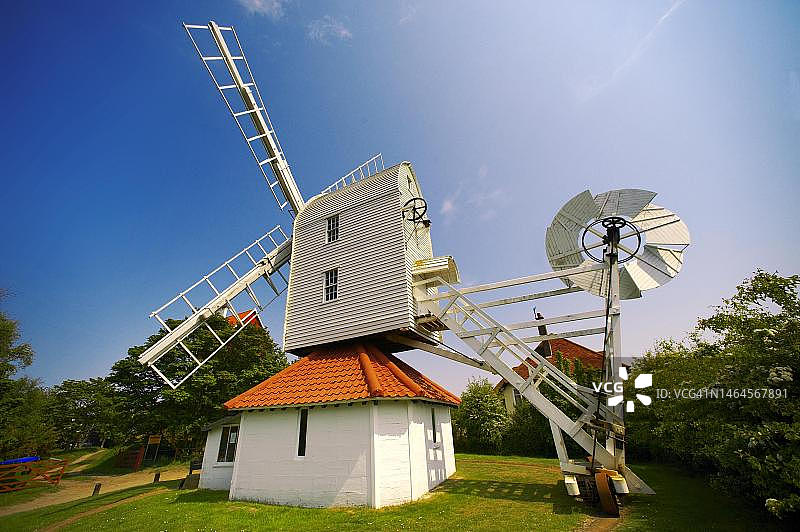 英国萨福克郡索普尼斯村的木制风车图片素材