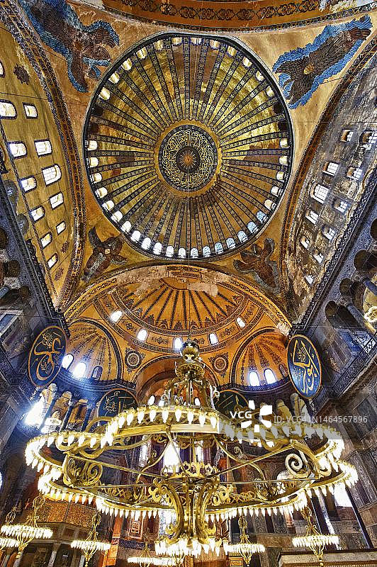 土耳其伊斯坦布尔圣索菲亚大教堂（阿亚索菲亚）内部圆顶上的伊斯兰装饰图片素材