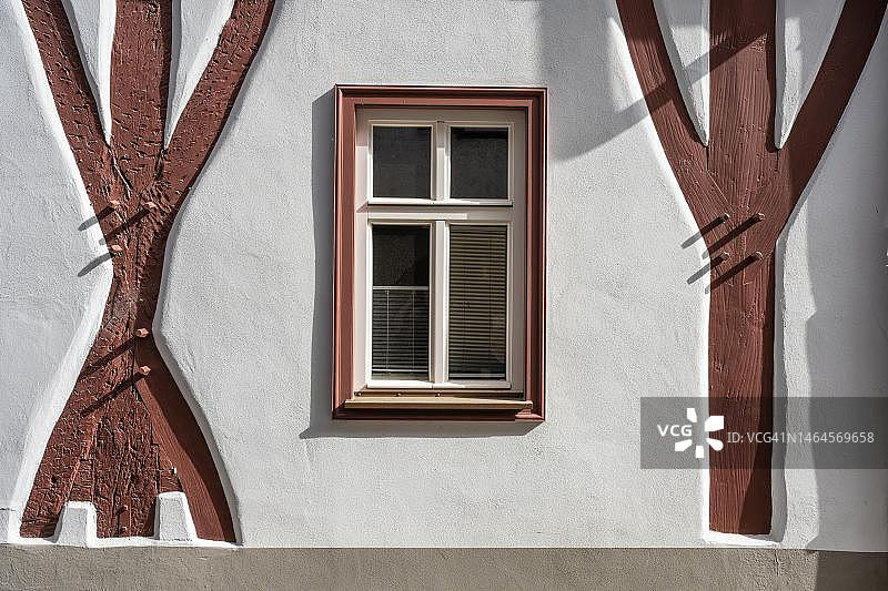 德国巴登-符腾堡州罗伊特林根专区巴特乌拉赫修复后的半木结构建筑细节图片素材