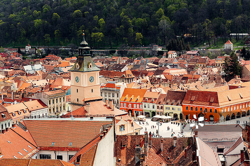 阳光明媚的罗马尼亚特兰西瓦尼亚布拉索夫古镇图片素材