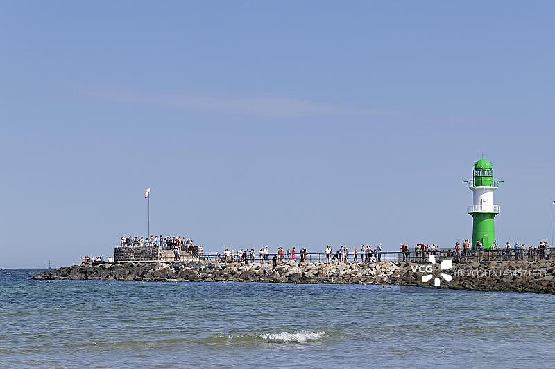 瓦尔内明德下瓦尔诺河入口处的码头灯光观景点，罗斯托克，梅克伦堡-西波美拉尼亚，德国图片素材