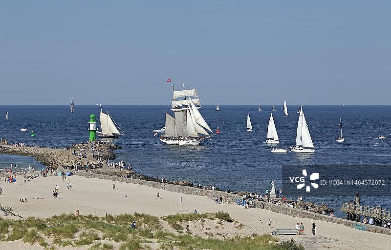 德国梅克伦堡-前波莫瑞州罗斯托克瓦尔内明德汉莎帆船节的帆船和码头灯光图片素材