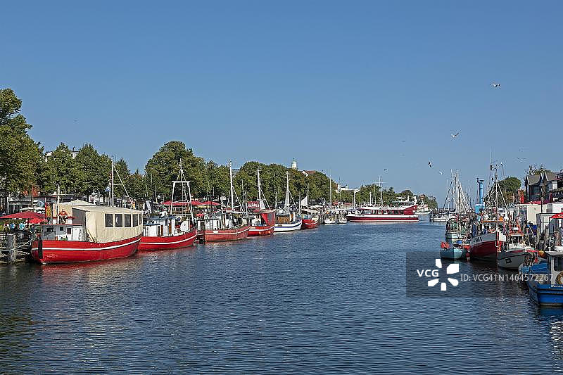 德国梅克伦堡-西波美拉尼亚罗斯托克瓦尔内明德汉莎帆船节上的船只图片素材