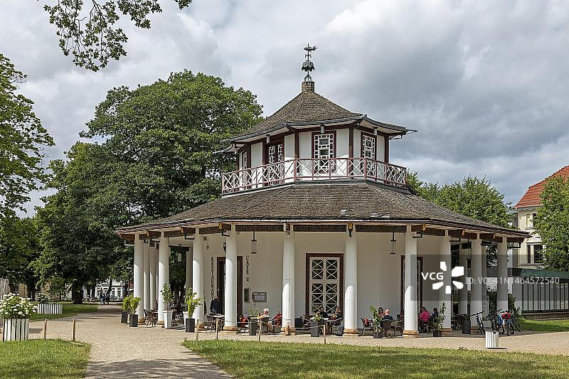 德国梅克伦堡-西波美拉尼亚州巴特多伯兰的白色凉亭图片素材