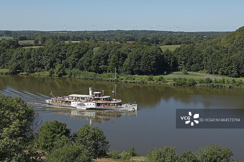 德国石勒苏益格-荷尔斯泰因州，沙夫施泰特附近基尔运河上的弗雷亚号明轮船图片素材