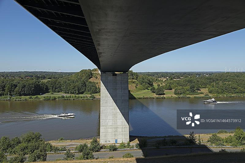 高速公路桥梁，船只，基尔运河，德国石勒苏益格-荷尔斯泰因州沙夫斯特附近图片素材