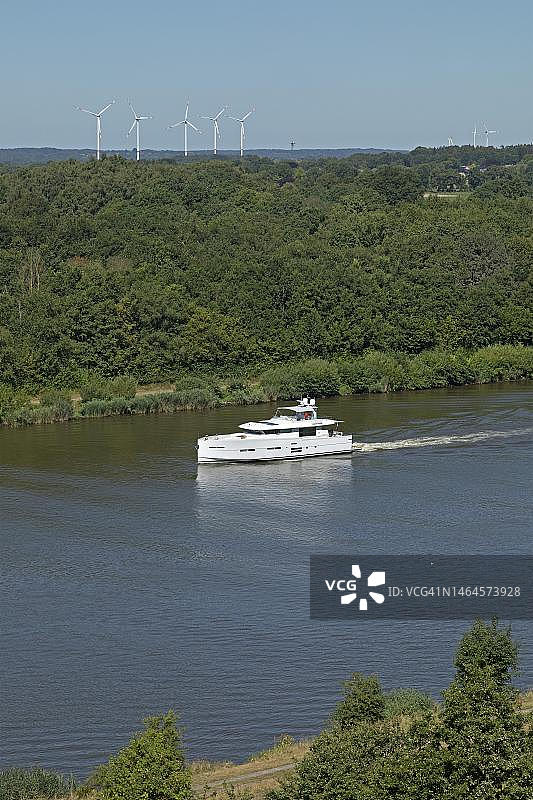 德国石勒苏益格-荷尔斯泰因州沙夫斯特附近基尔运河上的游艇图片素材