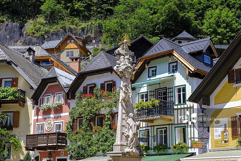 哈尔施塔特市场广场住宅与圣三一柱图片素材