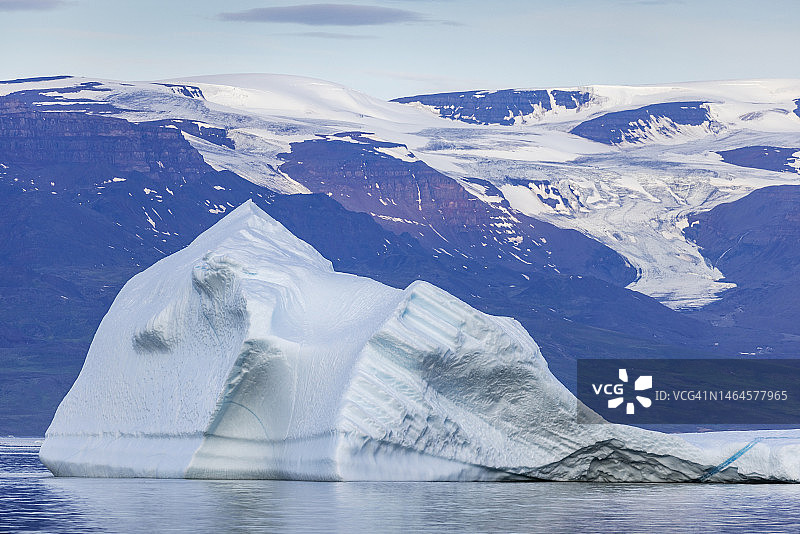 迪斯科岛的冰山和融化的阿尔卑斯冰川，格陵兰岛图片素材