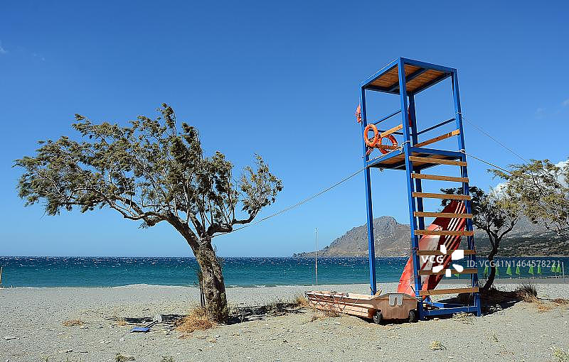 普拉基亚斯海滩上的柽柳和救生塔，克里特岛，希腊图片素材