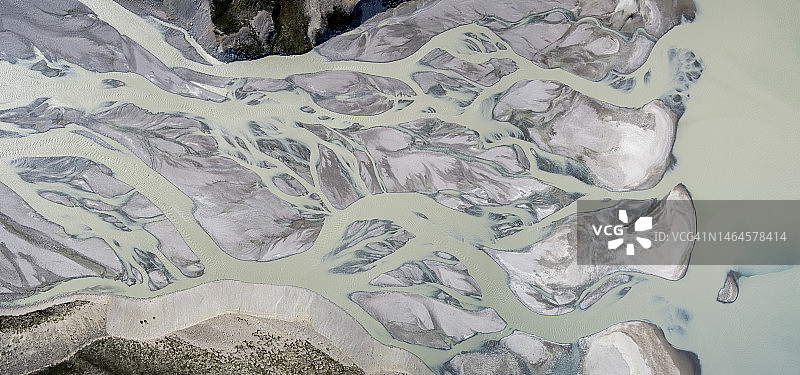 格陵兰伊卢利萨特附近辫状冰川溪流的航拍图图片素材