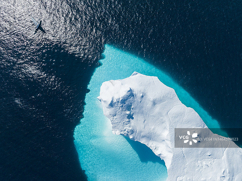 格陵兰岛迪斯科湾探险游艇和融化冰山鸟瞰图图片素材
