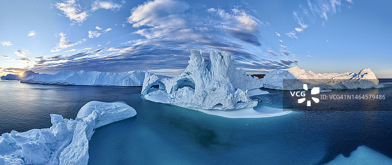 格陵兰岛迪斯科湾伊卢利萨特冰峡湾融化冰山的航拍图片素材