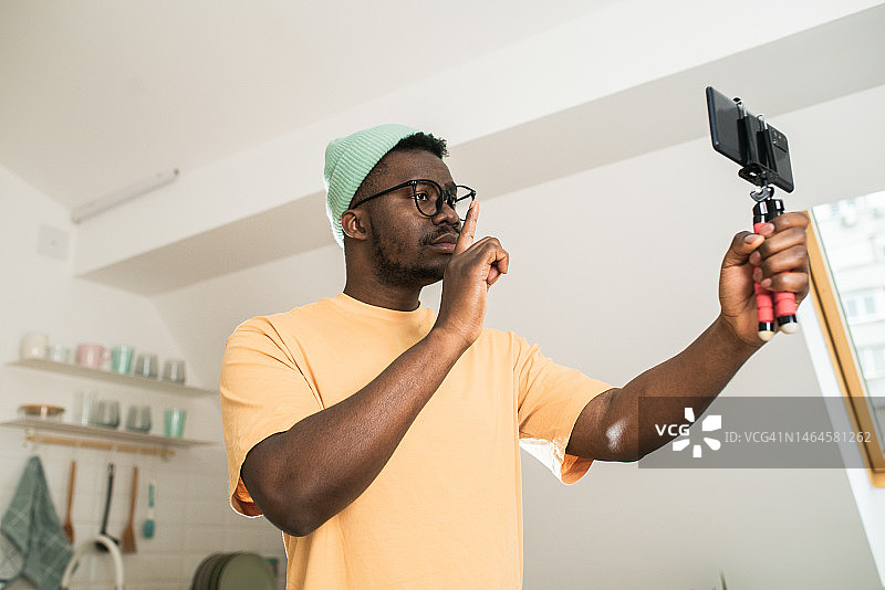 在家拍摄视频博客的年轻非洲男子肖像图片素材