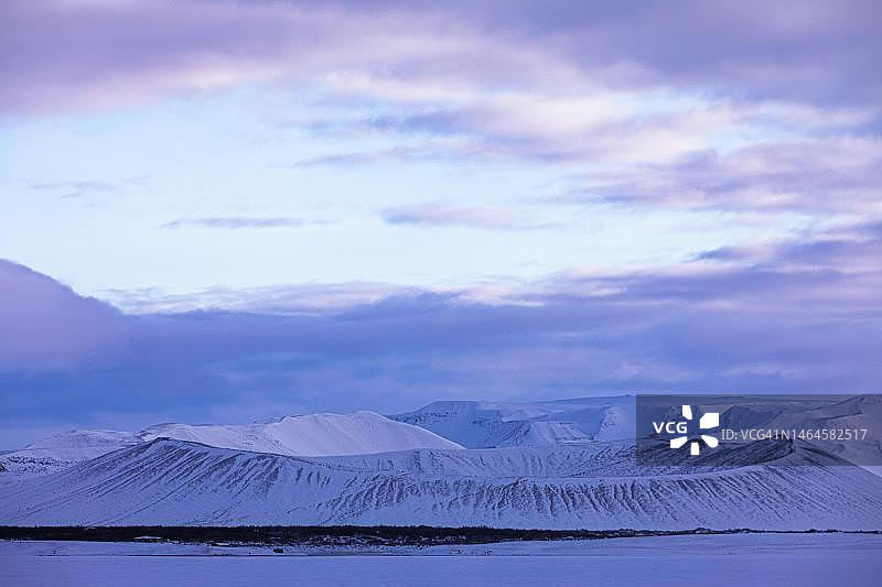 冰岛米湖附近Hverfjall火山的雪景图片素材