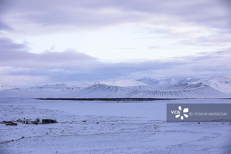 冰岛米湖附近Hverfjall火山的雪景图片素材