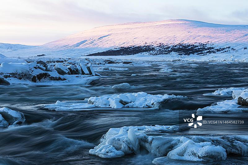 斯卡尔凡达fljot河黎明时分的冰块，靠近Godafoss瀑布，冰岛北部雪景图片素材