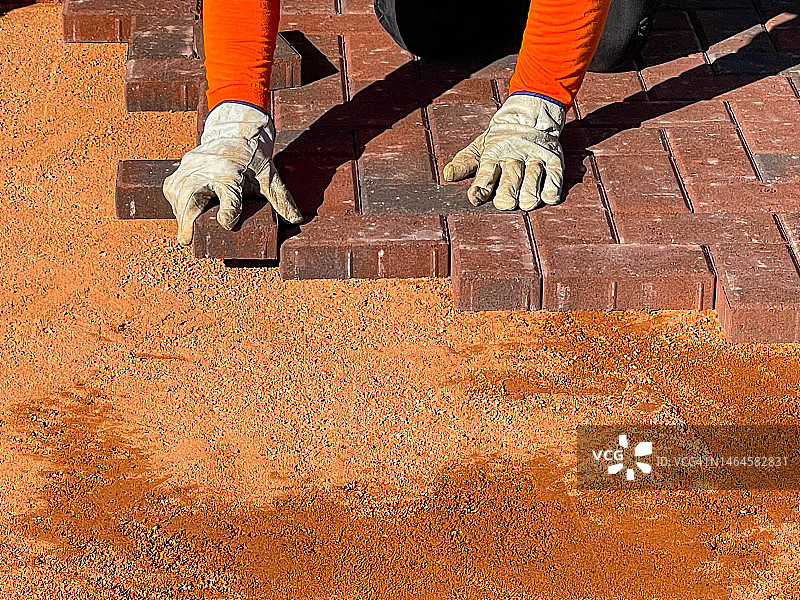 砖瓦匠双手放置砖块，斯科茨代尔图片素材