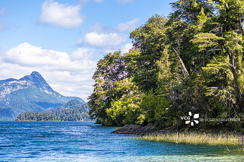 湖泊、山脉与自然风光：通往七湖之路，阿根廷内格罗河巴里洛切图片素材