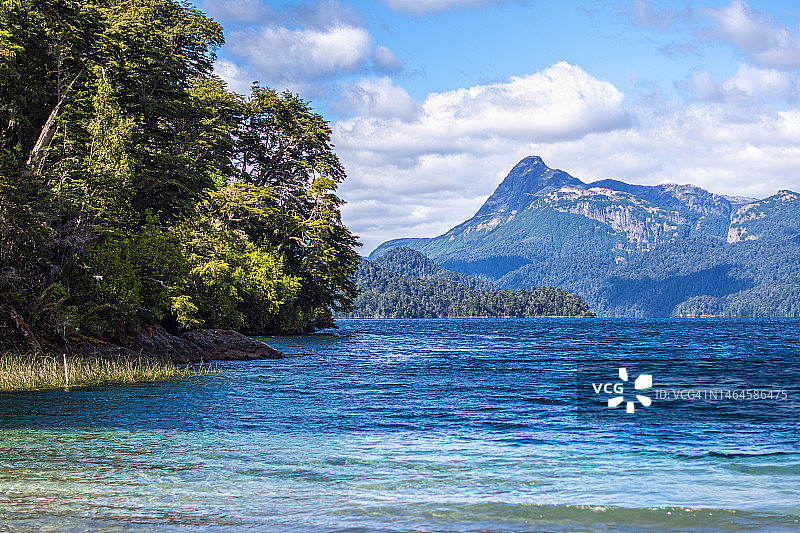 湖泊、山脉与自然风光：通往七湖之路，阿根廷内格罗河巴里洛切图片素材