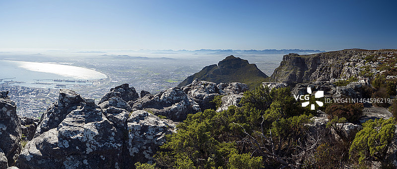 从桌山顶端俯瞰开普敦，蓝天白云图片素材