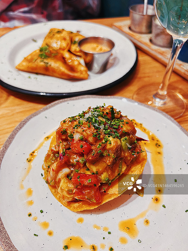 墨西哥餐厅的海鲜牛油果玉米饼图片素材