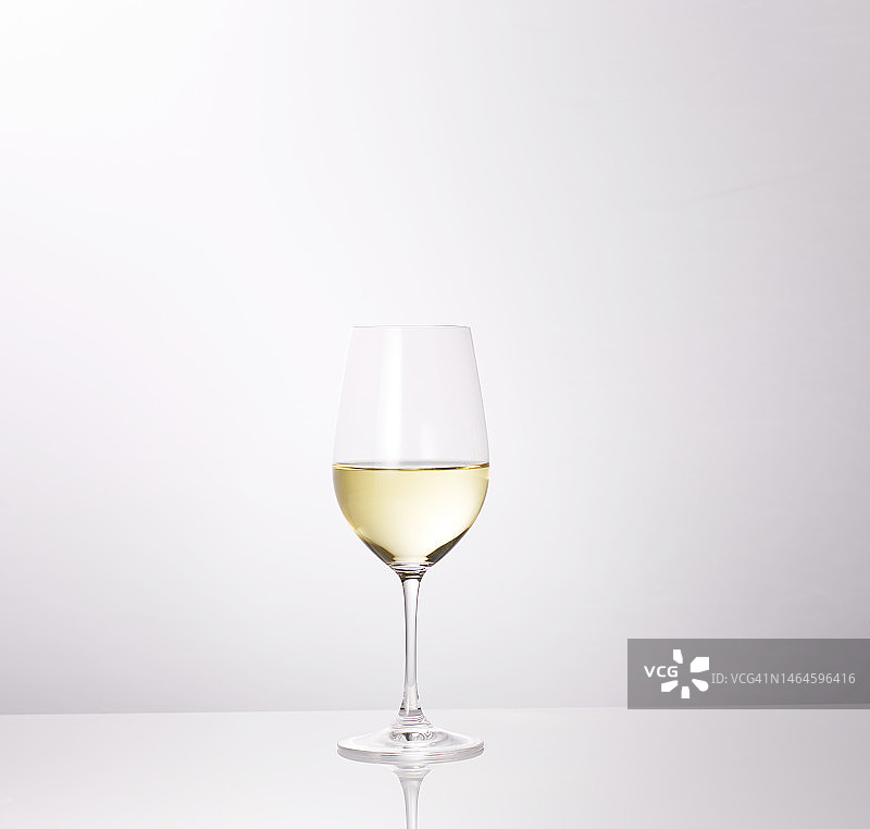 白色背景上的一杯白葡萄酒图片素材
