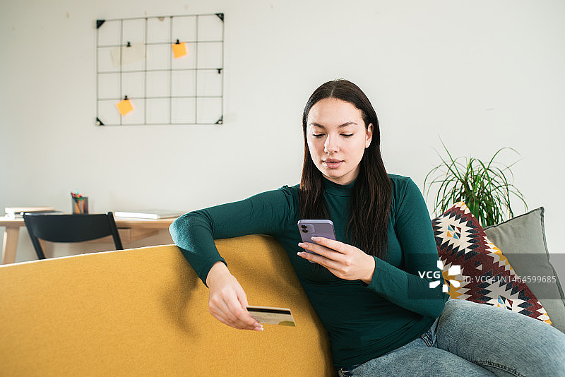 在家放松和网上购物的快乐女人肖像图片素材