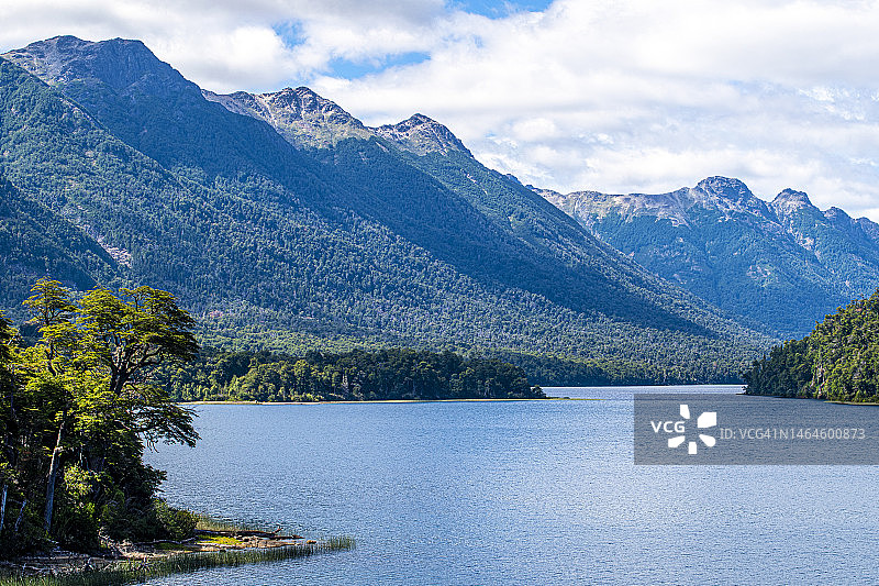 湖泊、山脉与自然风光：通往七湖之路，阿根廷内格罗河巴里洛切图片素材