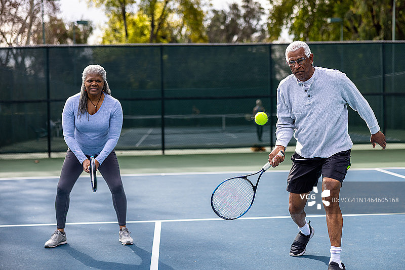 打网球双打的年长黑人夫妇图片素材