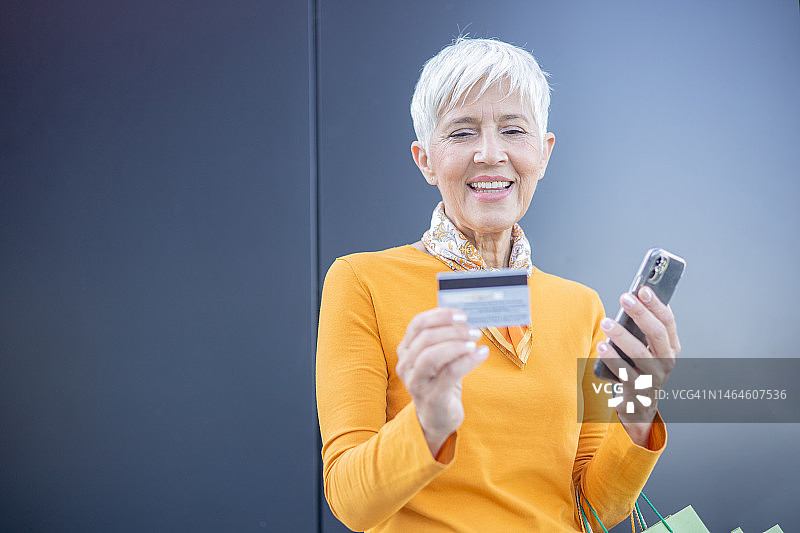 年长的女人购物图片素材