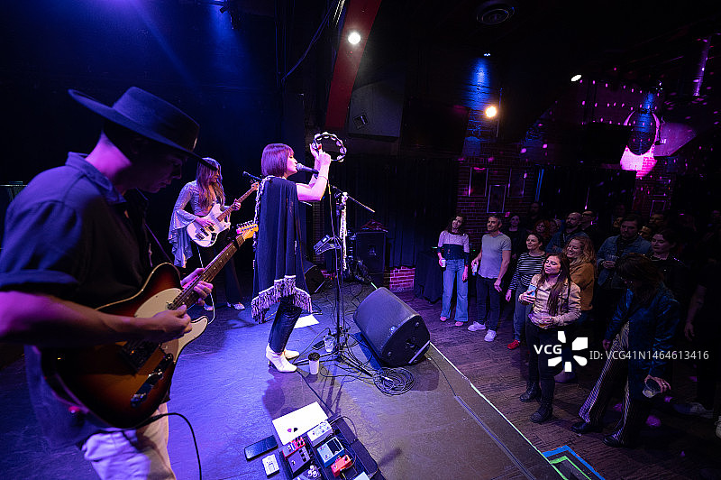 摇滚乐队在小型场地为观众演出图片素材