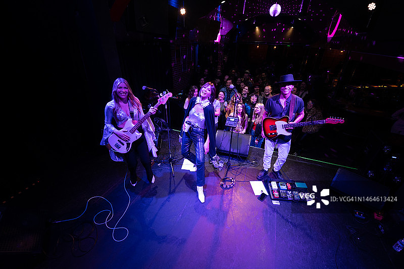 微笑的音乐家与观众特写图片素材