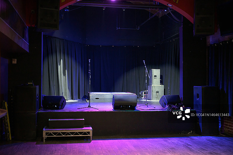 聚光灯下的空旷舞台图片素材