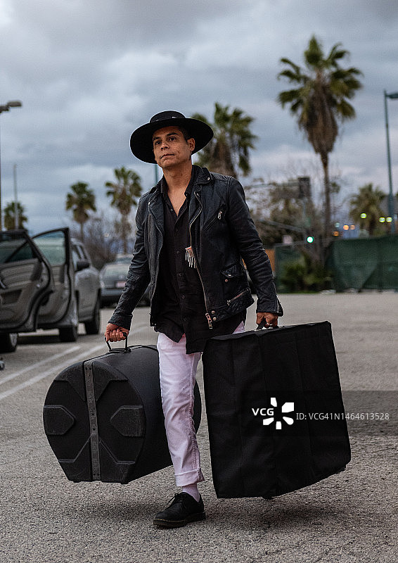 音乐家在场地停车场搬运乐器图片素材